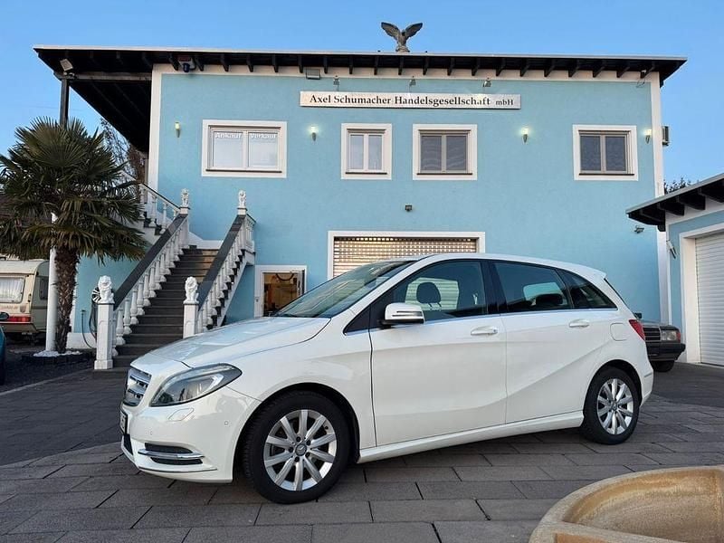 Gebraucht Mercedes B200 156 PS (114 kW) 2014 Weiß Van / Kleinbus