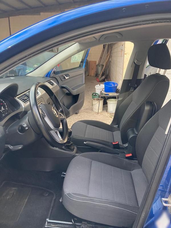 Gebraucht Skoda Rapid 105 PS (77 kW) 2014 Blau Kleinwagen