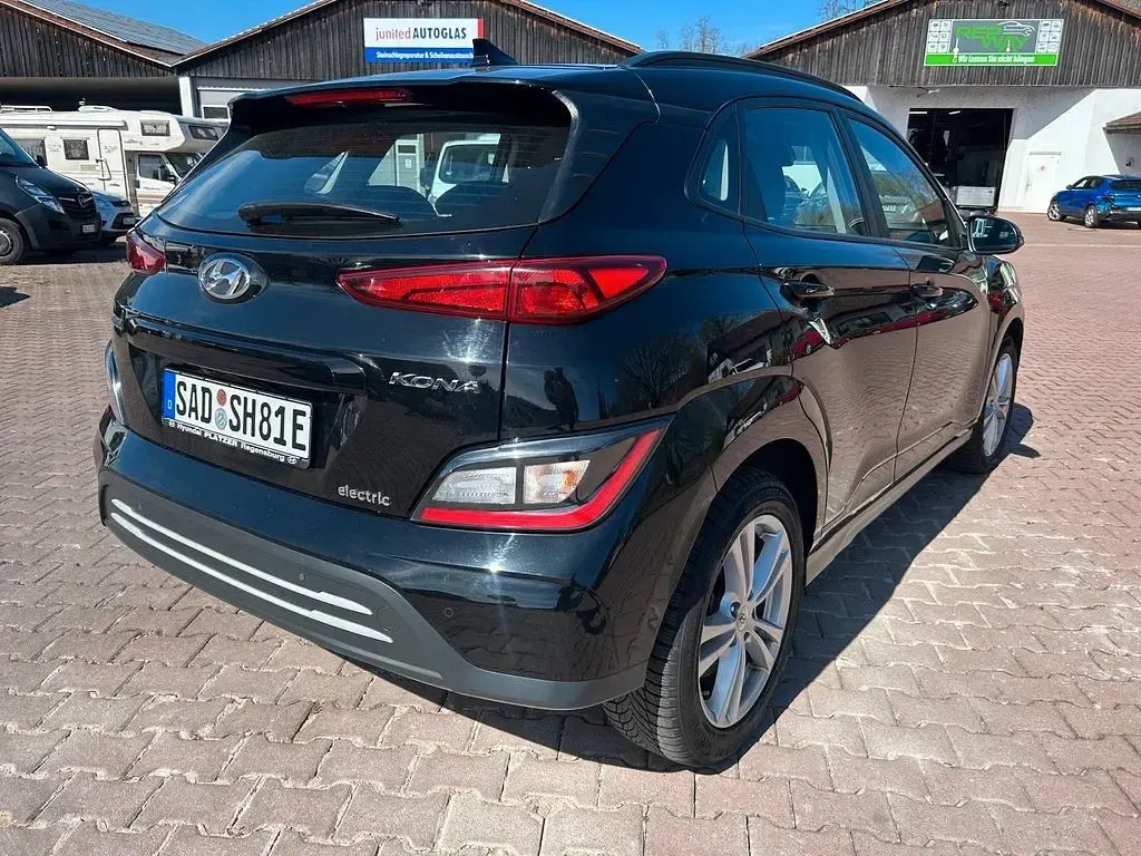 Gebraucht Hyundai Kona Select 100 kW (136 PS) 2023 Schwarz SUV