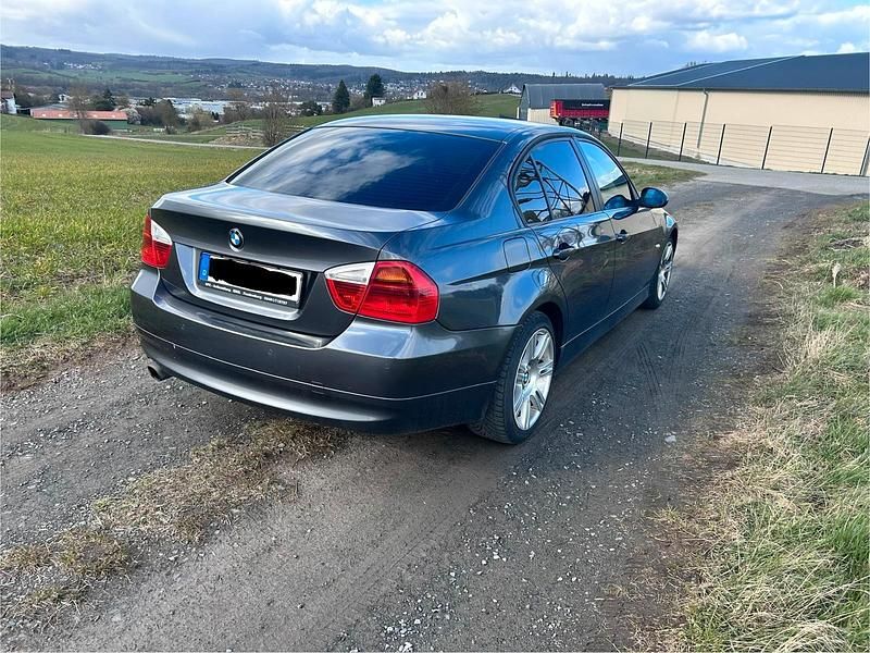 Gebraucht BMW 318 143 PS (105 kW) 2008 Grau Limousine