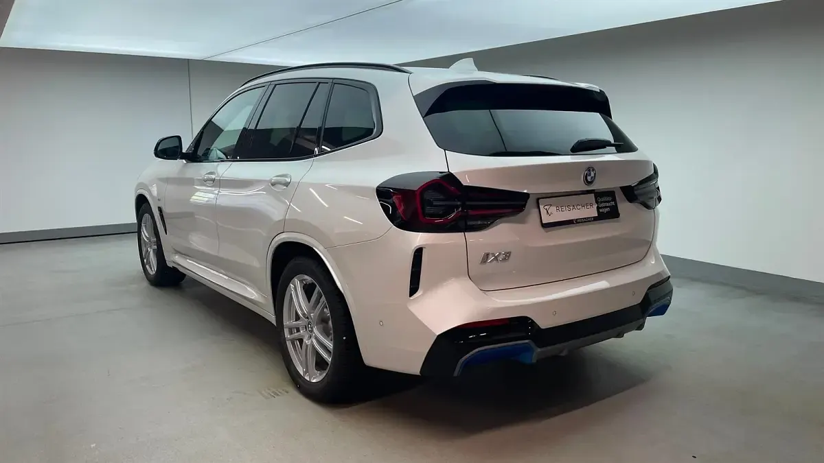 Gebraucht BMW iX3 Impressive 210 kW (286 PS) 2023 Mineralweiß metallic SUV