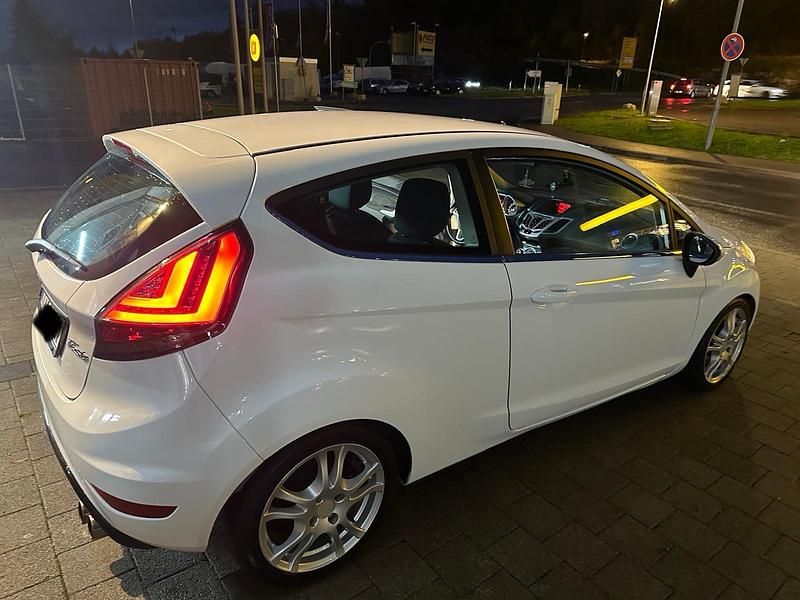 Gebraucht Ford Fiesta 82 PS (60 kW) 2010 Weiß Kleinwagen