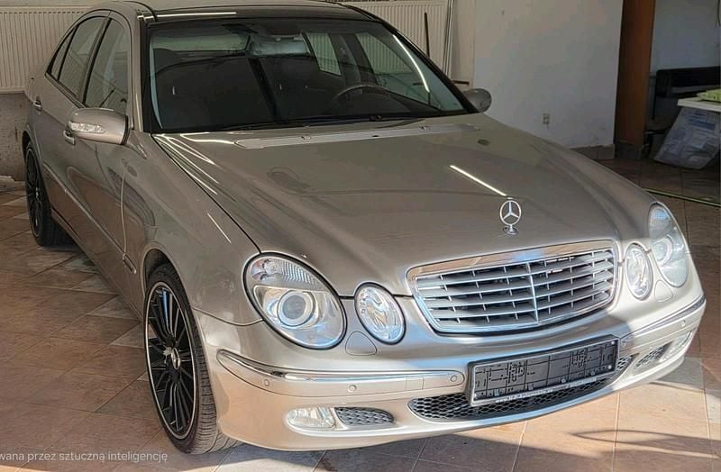 Second-hand Mercedes E500 306 CP (225 kW) 2004 Auriu Berlinǎ