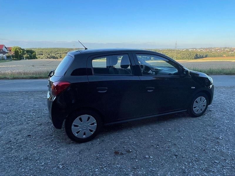 Schwarz Gebraucht 2015 Mitsubishi Space Star Diamant Edition Kleinwagen | 6.999 € (Etwas zu teuer) - Bild 1/4