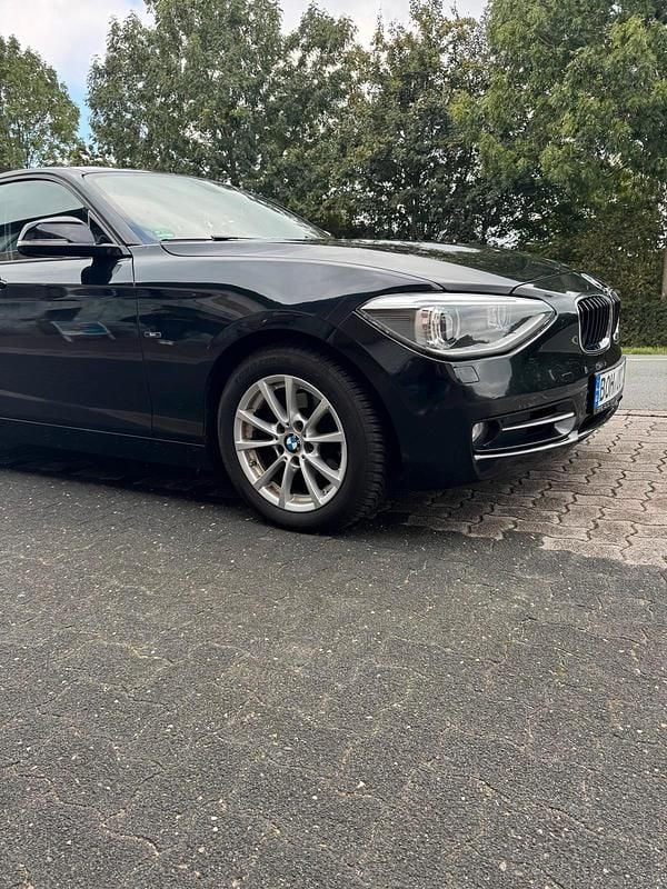 Schwarz Gebraucht 2013 BMW 120 Sport Line Kleinwagen | 8.900 € (Superpreis) - Bild 1/4