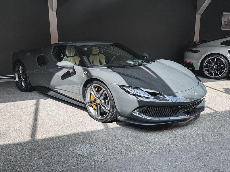 Second-hand Ferrari 296 829 CP (609 kW) 2024 Gri Coupe