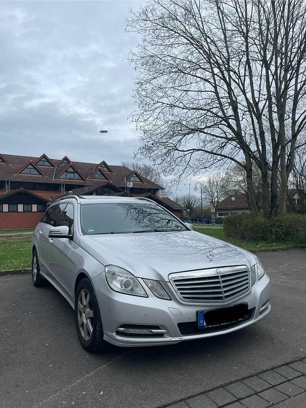 Silber Gebraucht 2012 Mercedes E220 Kombi | 8.750 € - Bild 1/4