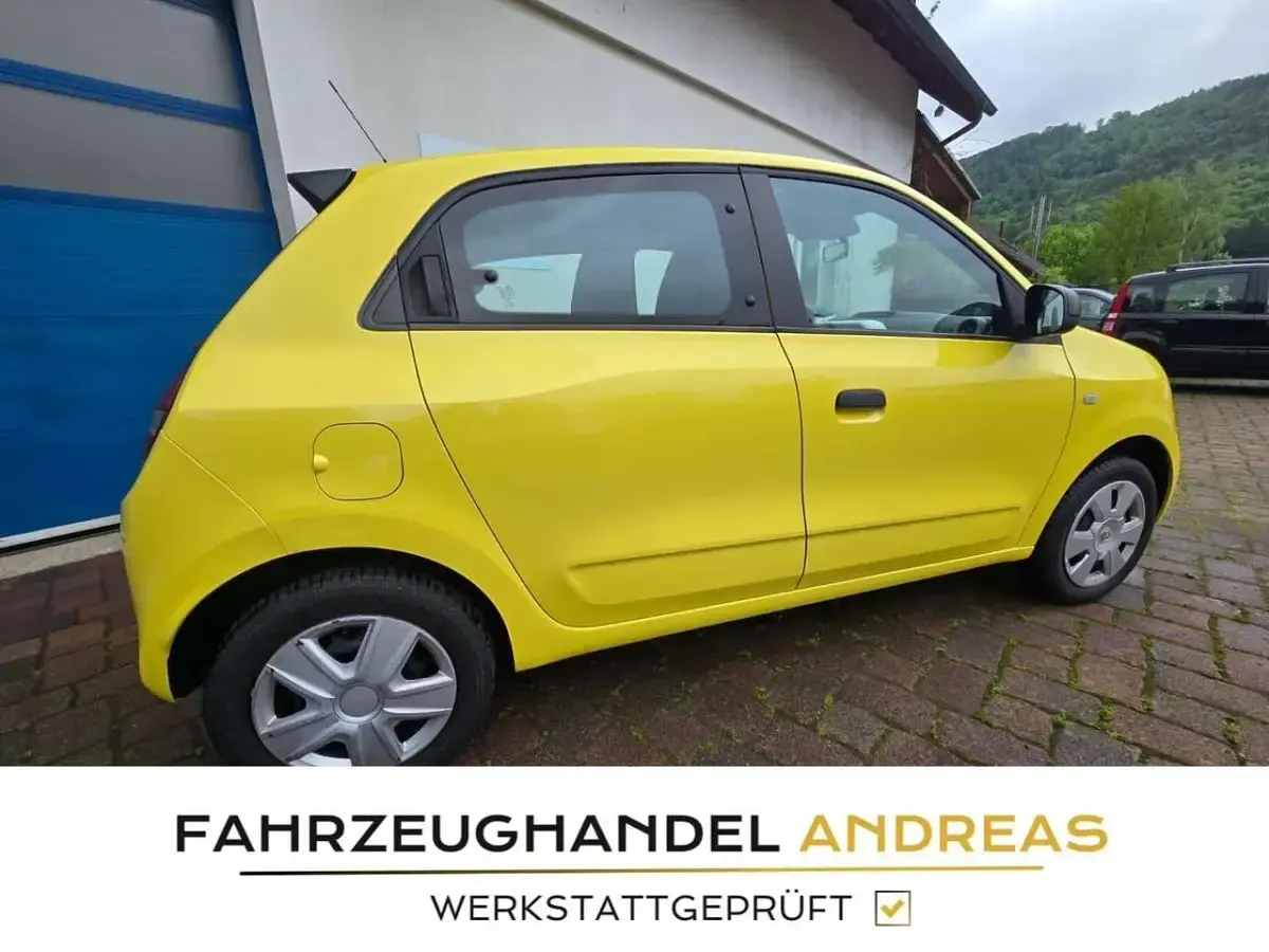 Gebraucht Renault Twingo Life 69 PS (50 kW) 2016 Hellgelb Kleinwagen