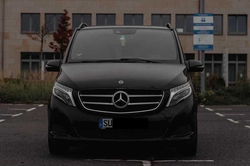 Schwarz Gebraucht 2018 Mercedes V220 Van / Kleinbus | 29.999 € (Superpreis) - Bild 1/4