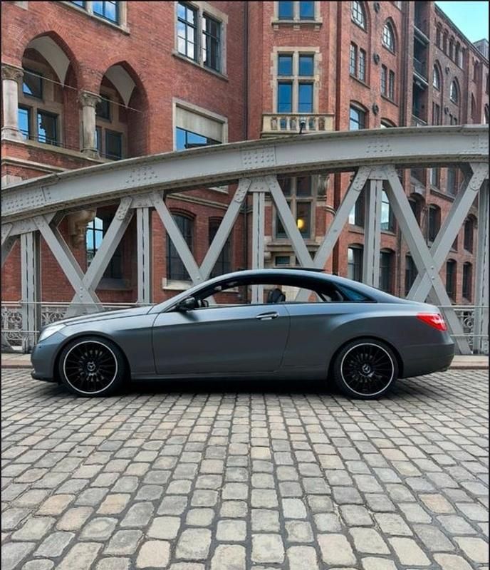 Grau Gebraucht 2009 Mercedes E350 Coupé | 12.500 € (Teuer) - Bild 1/4