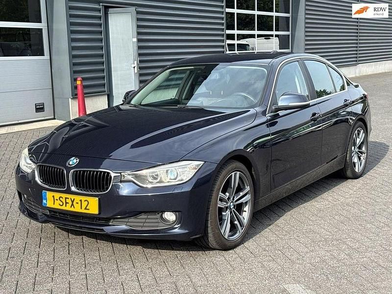 Blau Gebraucht 2013 BMW 320 Efficient Dynamics Limousine | 7.950 € (Fairer Preis) - Bild 1/4