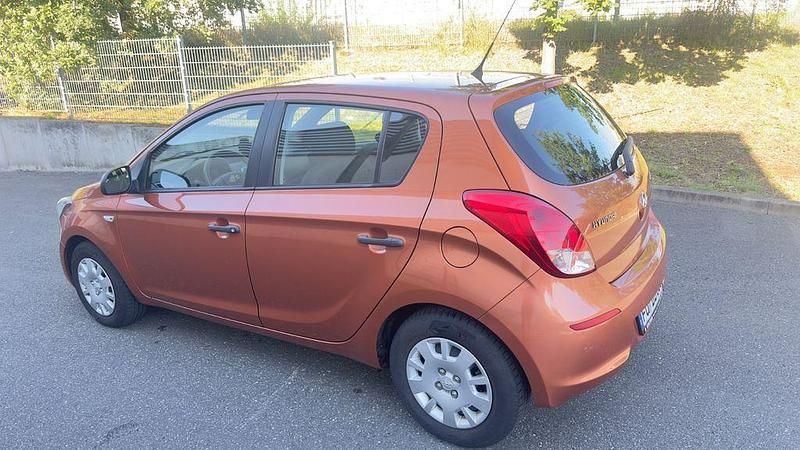 Orange Gebraucht 2014 Hyundai i20 Style Limousine | 5.300 € (Fairer Preis) - Bild 1/4