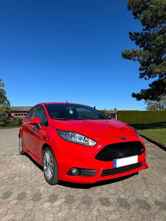 Gebraucht Ford Fiesta ST 182 PS (133 kW) 2015 Rot Kleinwagen