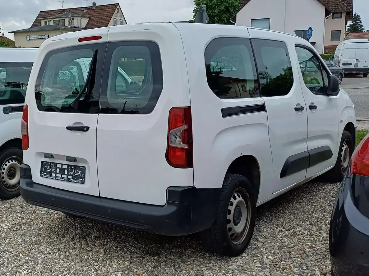Używany Opel Combo Selection 102 KM (75 kW) 2021 Biały Minivan