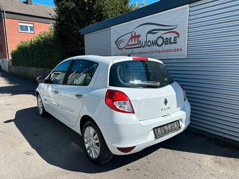 Używany Renault Clio II Expression 75 KM (55 kW) 2009 Biały Sedan/Limuzyna