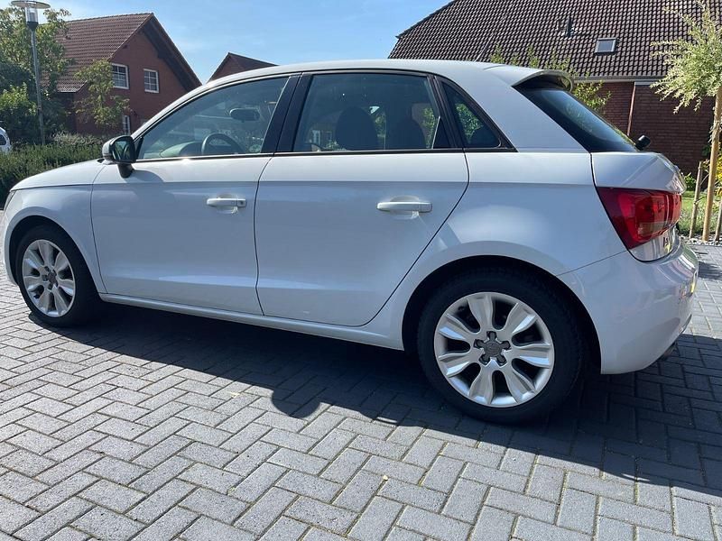 Gebraucht Audi A1 Sportback Attraction 90 PS (66 kW) 2015 Weiß Kleinwagen