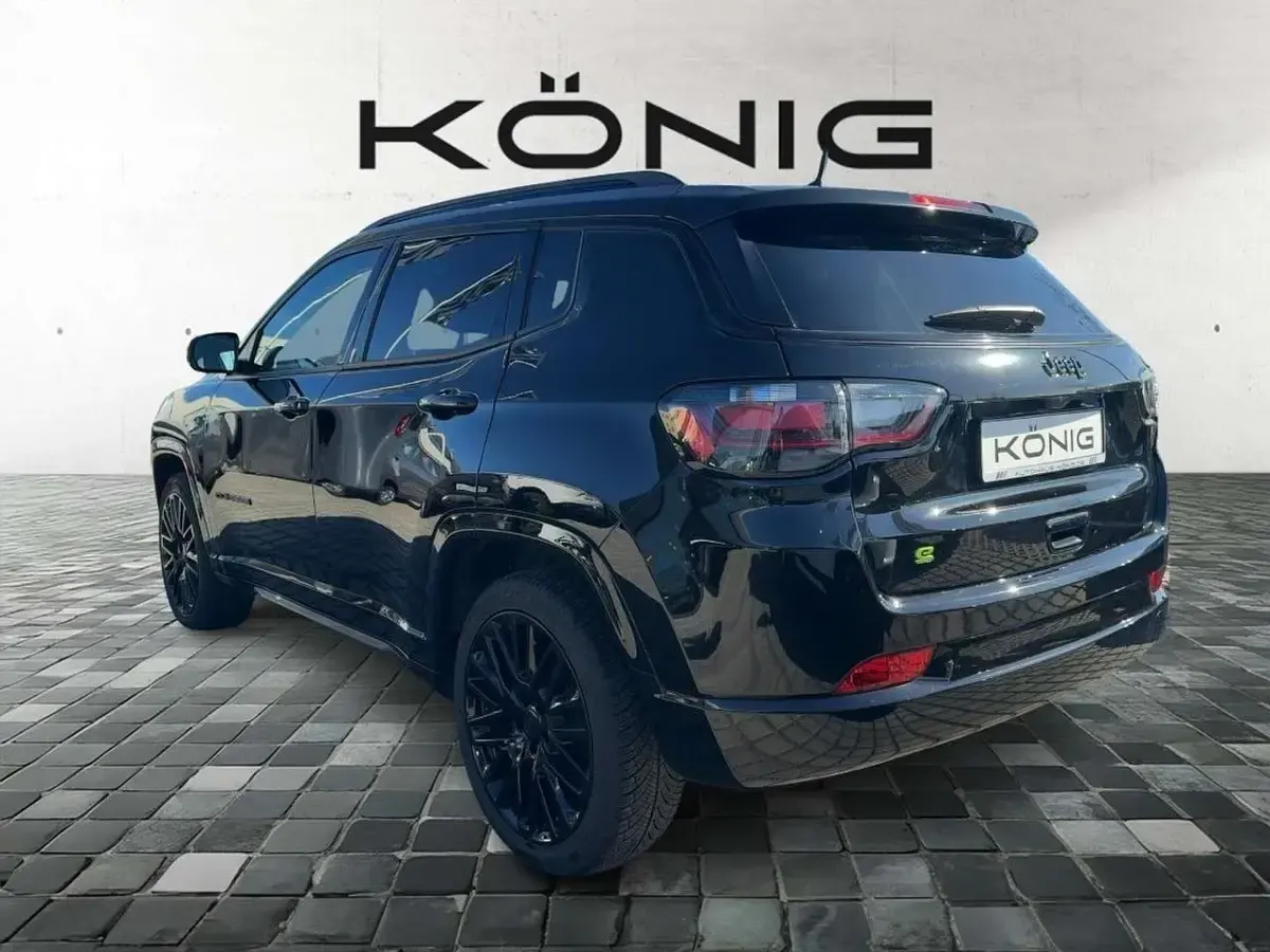 Usado Jeep Compass Altitude 131 HP (96 kW) 2023 Preto SUV