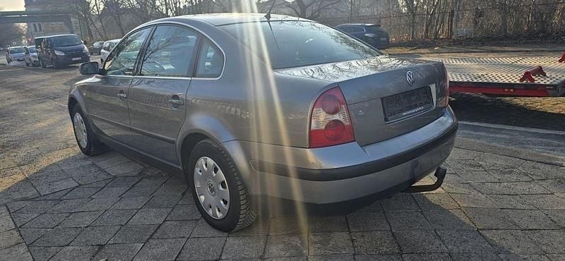 Usata VW Passat Basis 131 CV (96 kW) 2003 Grigio Berlina