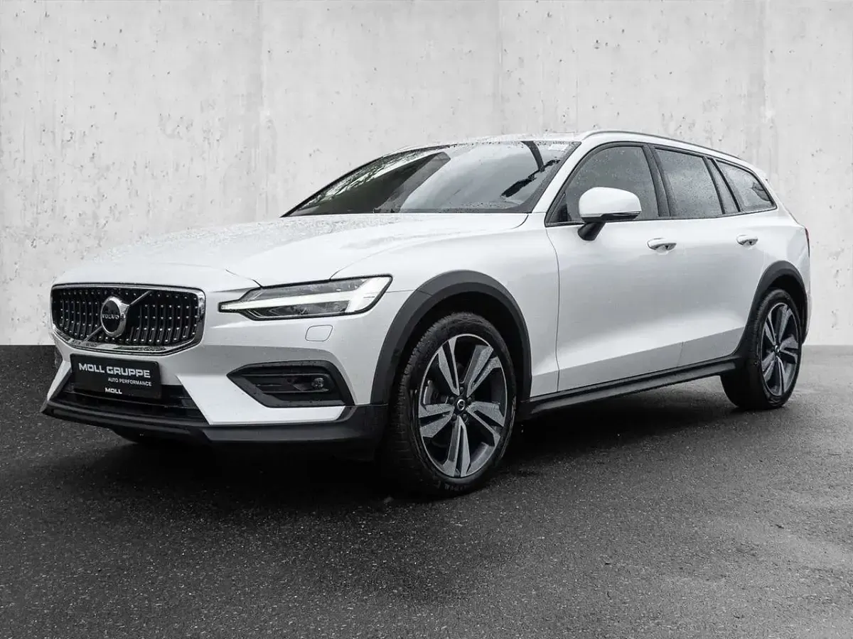 Gebraucht Volvo V60 CC Ultimate 197 PS (144 kW) 2024 Weiß Kombi