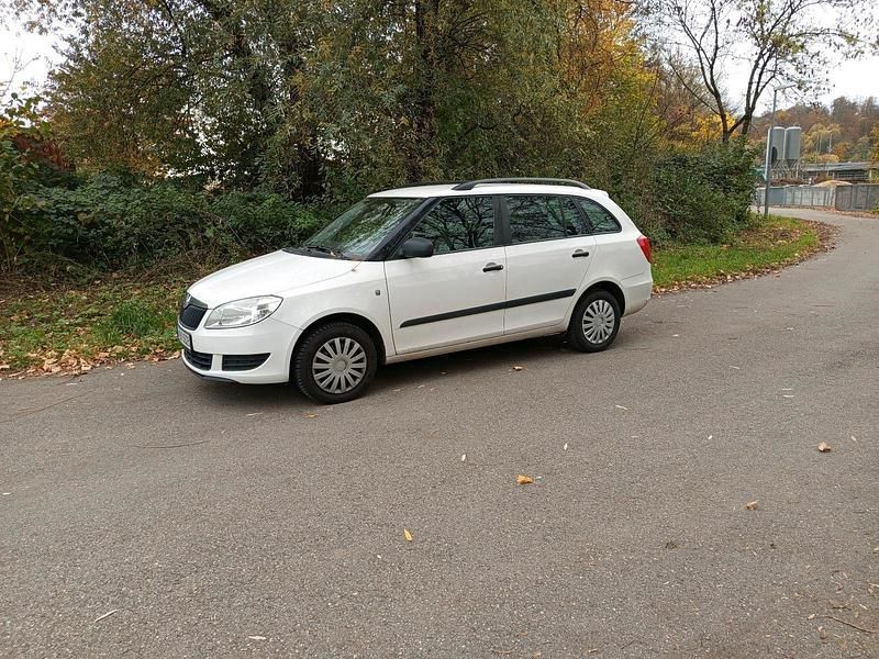 Weiß Gebraucht 2011 Skoda Fabia Kombi | 2.490 € (Guter Preis) - Bild 1/4