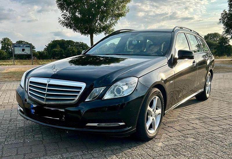 Schwarz Gebraucht 2012 Mercedes E200 Limousine | 5.500 € (Superpreis) - Bild 1/4