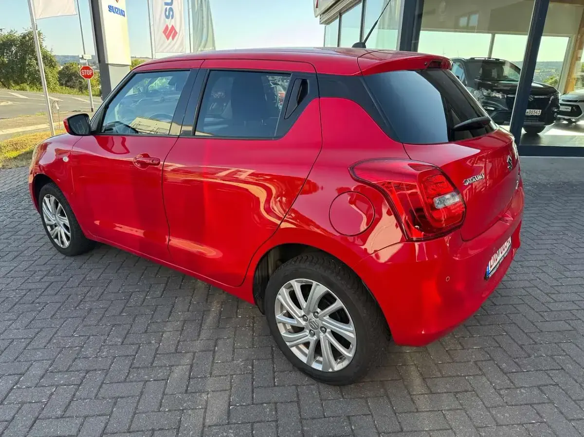Gebraucht Suzuki Swift Comfort 83 PS (61 kW) 2023 Bright red Kleinwagen