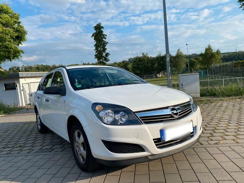 Weiß Gebraucht 2009 Opel Astra Edition Kombi | 3.750 € (Etwas zu teuer) - Bild 1/4