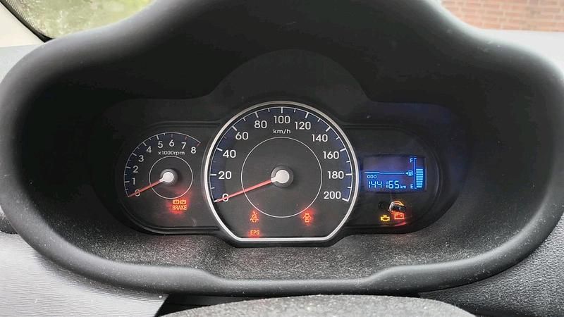 Rot Gebraucht 2012 Hyundai i10 Kleinwagen | 3.000 € - Bild 1/4