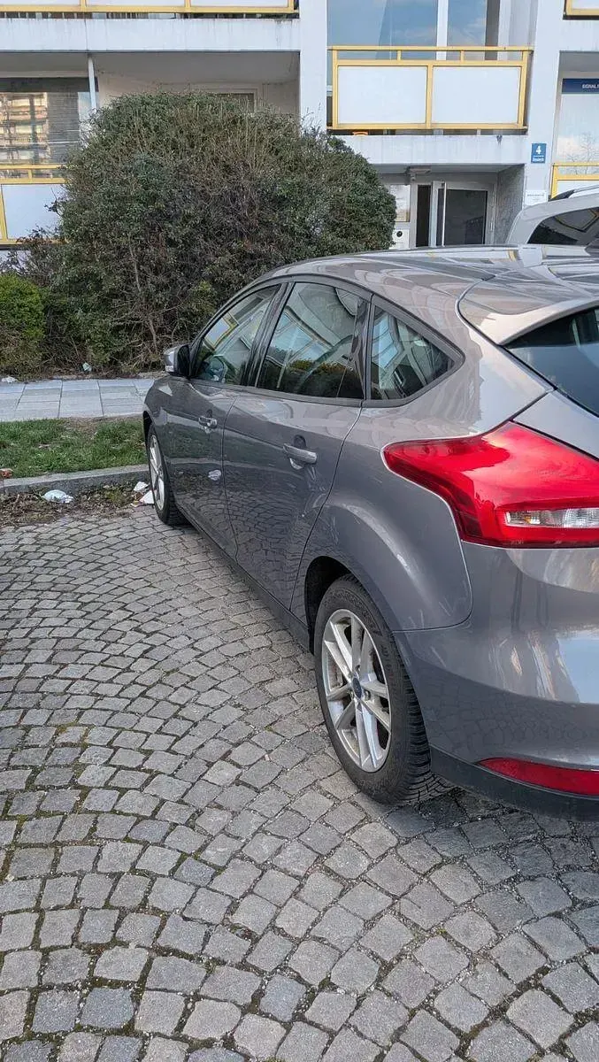 Usado Ford Focus Trend 125 CV (91 kW) 2016 Gris Berlina