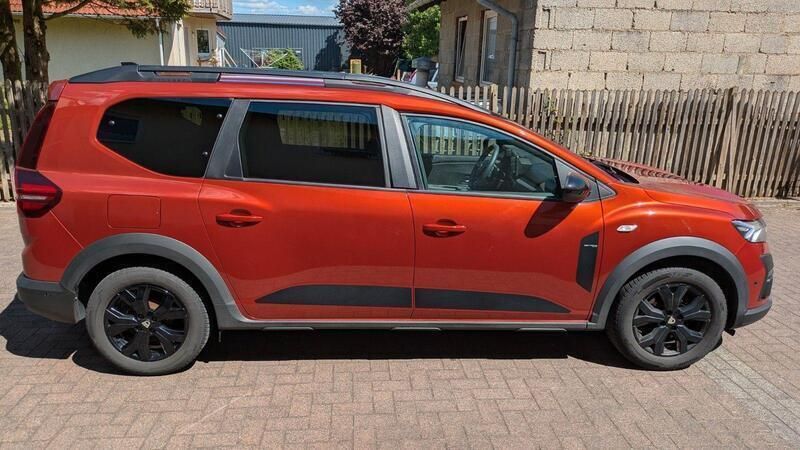 Braun Gebraucht 2022 Dacia Jogger Extreme Kombi | 16.200 € (Fairer Preis) - Bild 1/4