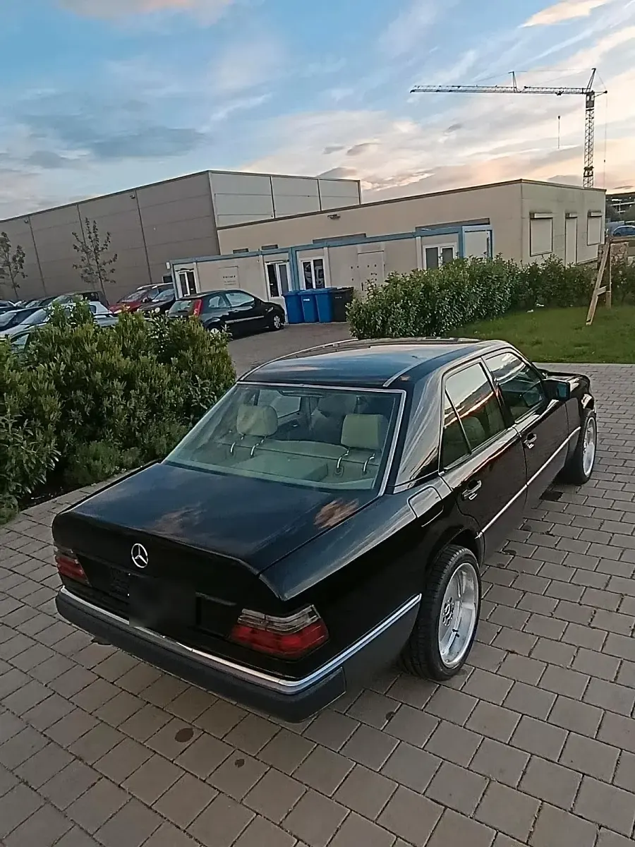 Gebraucht Mercedes E260 160 PS (117 kW) 1990 Schwarz Limousine