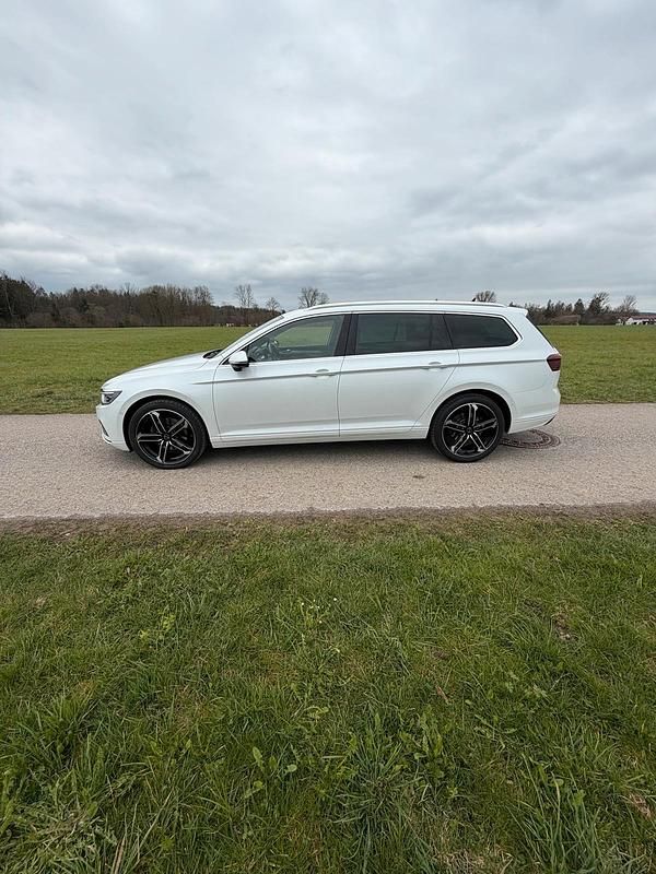 Gebraucht VW Passat 150 PS (110 kW) 2022 Weiß Kombi