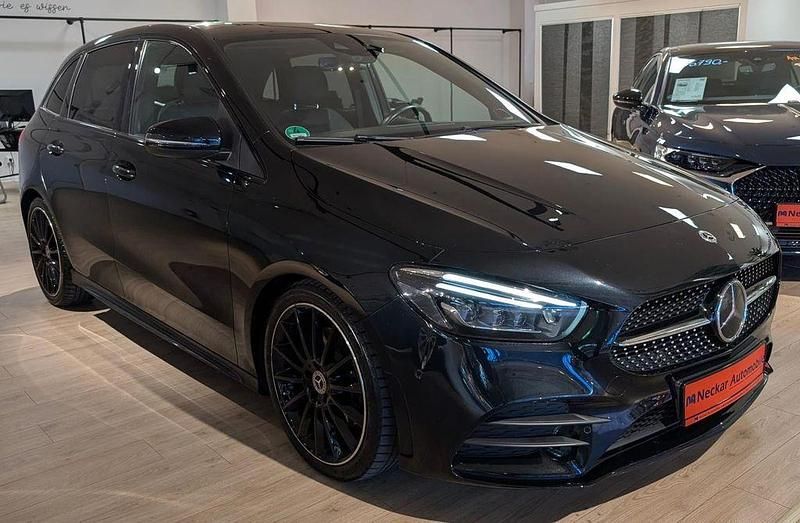 Schwarz Gebraucht 2020 Mercedes B220 AMG line Van / Kleinbus | 25.890 € (Fairer Preis) - Bild 1/4