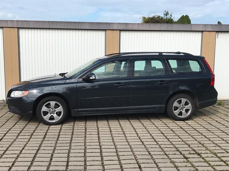 Braun Gebraucht 2010 Volvo V70 Kombi | 5.500 € - Bild 1/4