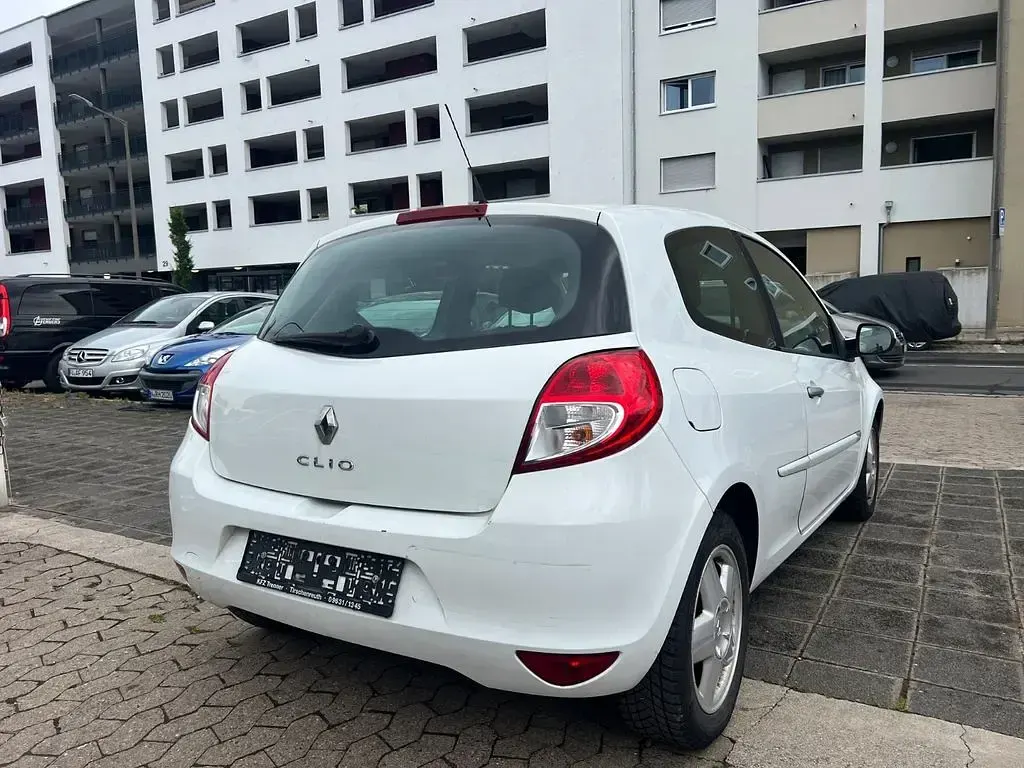 Gebraucht Renault Clio II Dynamique 101 PS (74 kW) 2010 Weiß Limousine
