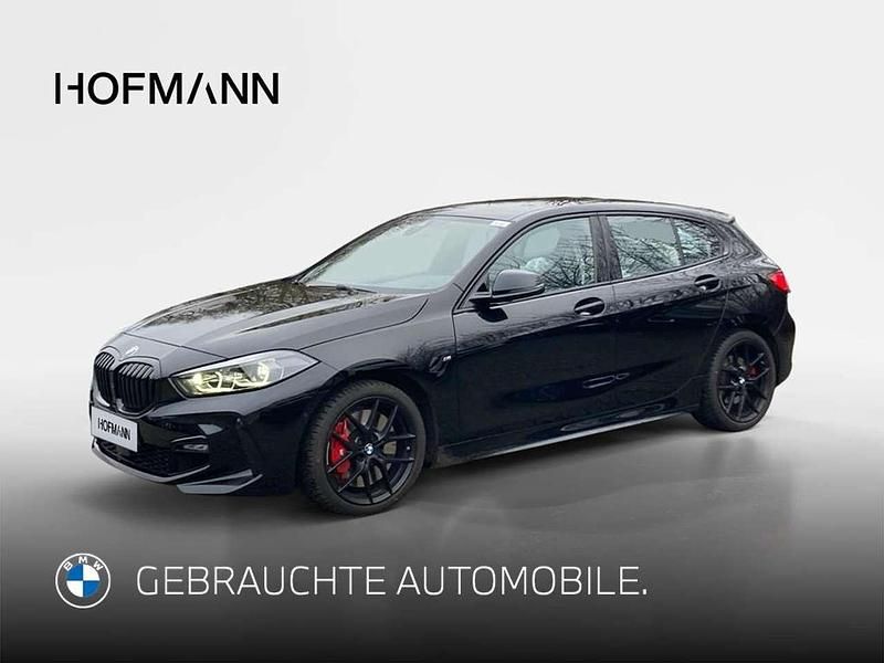 Saphirschwarz metallic Gebraucht 2022 BMW 118 M Sport Kleinwagen | 27.890 € (Fairer Preis) - Bild 1/3