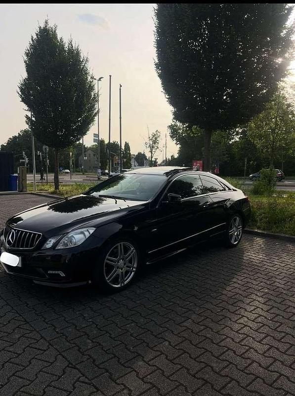 Schwarz Gebraucht 2010 Mercedes E220 Coupé | 13.500 € - Bild 1/4