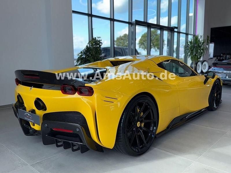 Gebraucht Ferrari SF90 780 PS (573 kW) 2024 Gelb Cabrio