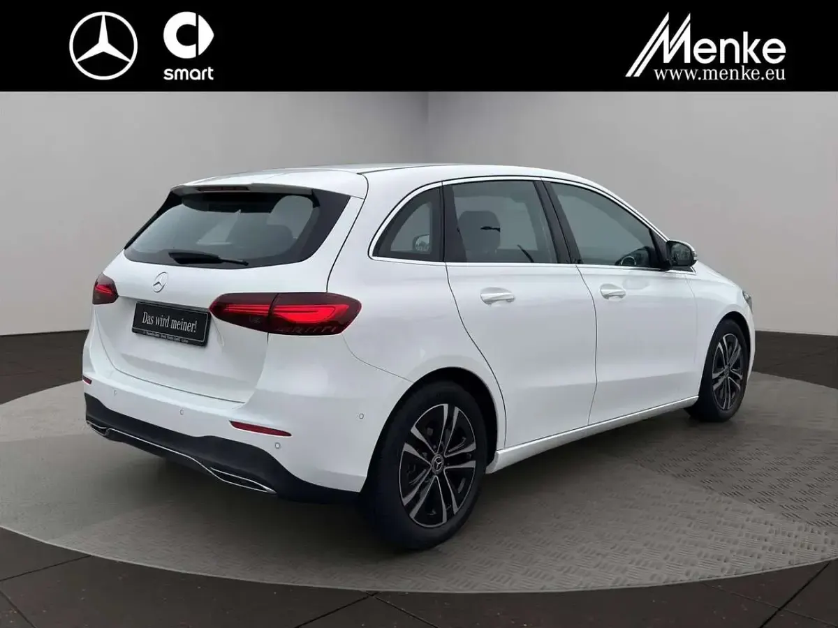 Gebraucht Mercedes B180 136 PS (100 kW) 2024 Unilack polarweiß Kleinwagen