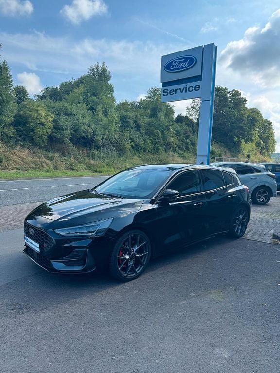 Schwarz Gebraucht 2023 Ford Focus ST Limousine | 32.990 € (Fairer Preis) - Bild 1/4
