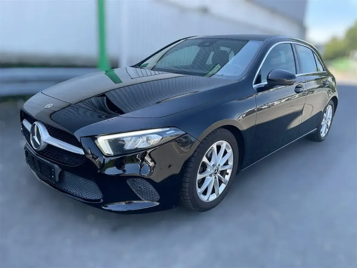 Gebraucht Mercedes A180 116 PS (85 kW) 2019 Schwarz Limousine