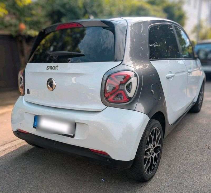 Weiß Gebraucht 2021 Smart ForFour Electric Drive Kleinwagen | 10.500 € - Bild 1/4