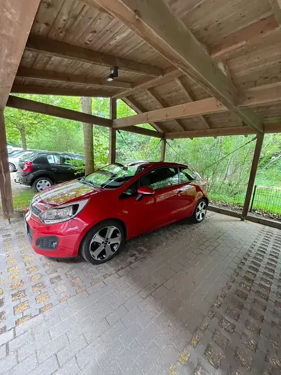 Gebraucht Kia Rio 109 PS (80 kW) 2012 Rot Limousine