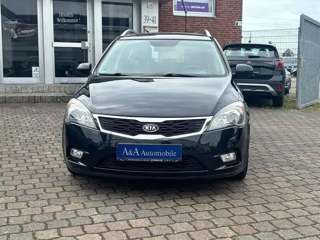 Usado Kia Ceed 90 CV (66 kW) 2012 Negro Utilitario
