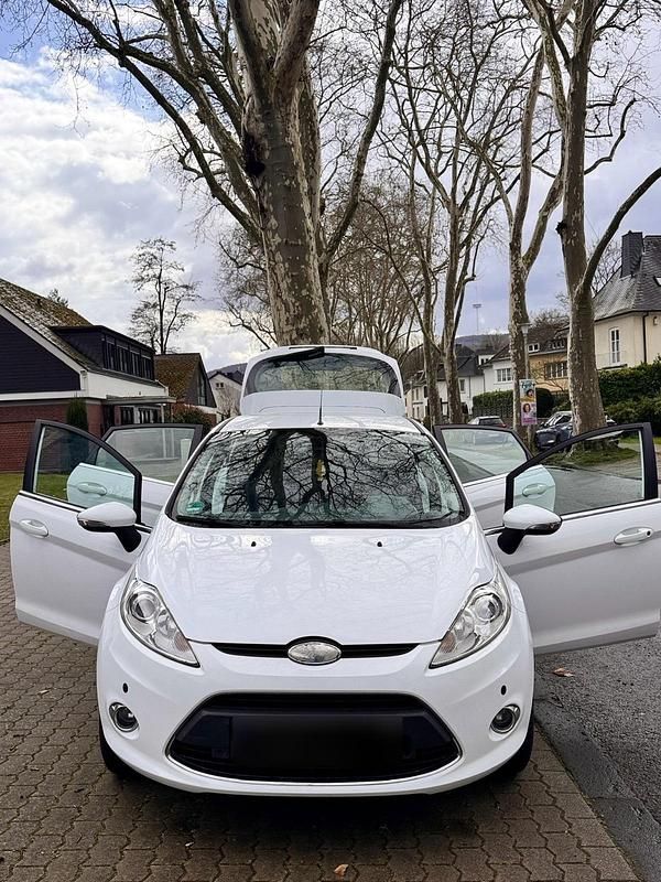 Gebraucht Ford Fiesta 97 PS (71 kW) 2009 Weiß Kleinwagen