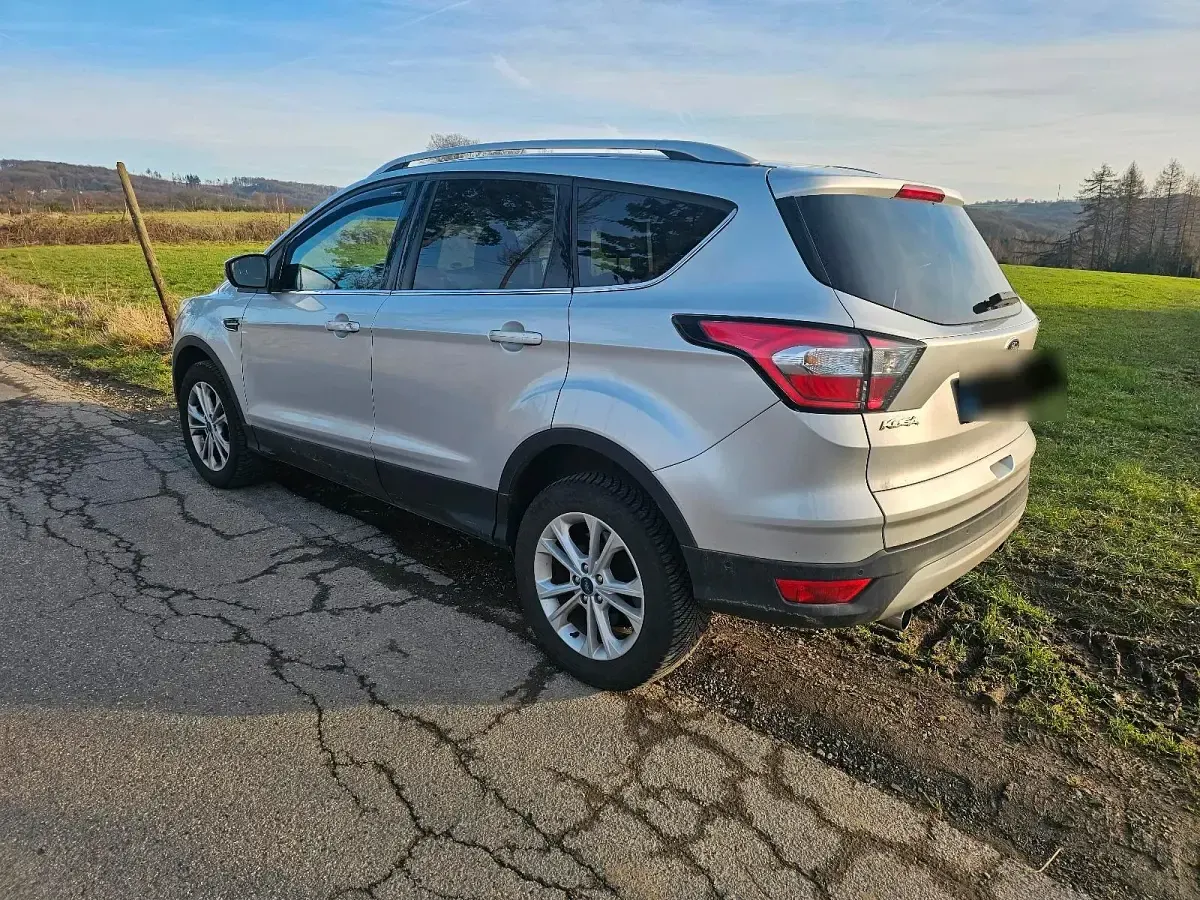 Usado Ford Kuga 150 HP (110 kW) 2017 Prateado SUV