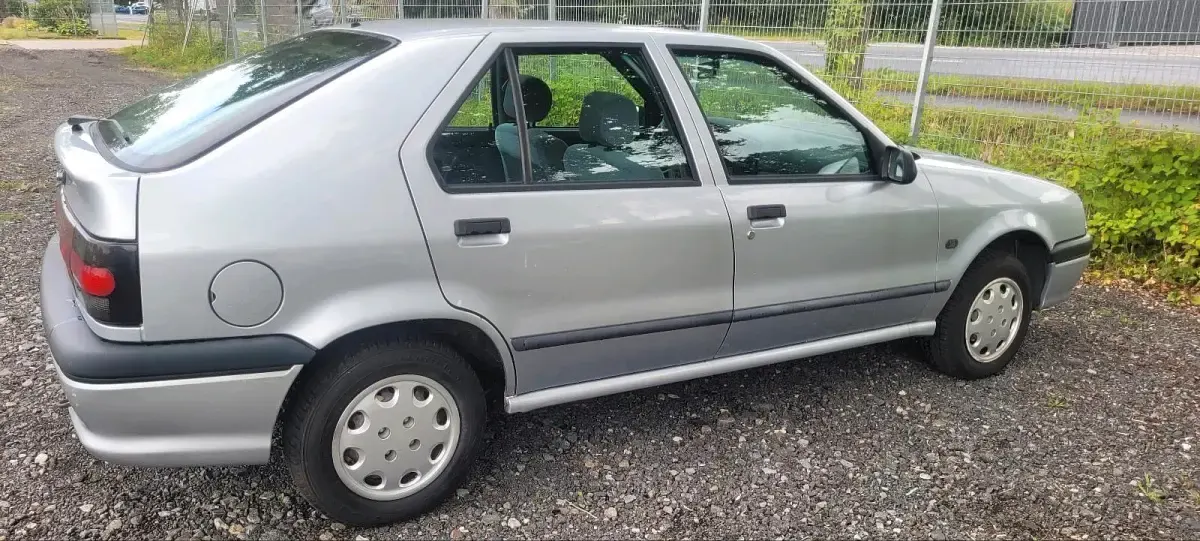 Gebraucht Renault 19 73 PS (53 kW) 1992 Silber Limousine
