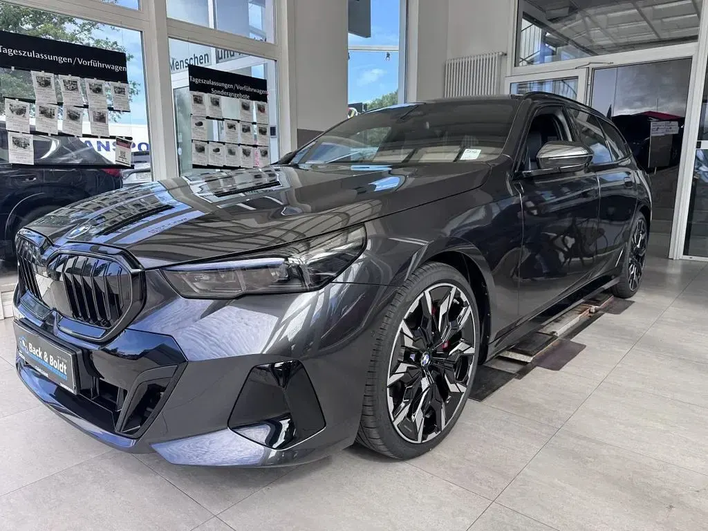Gebraucht BMW 540 M Sport 303 PS (222 kW) 2026 Grau Kombi