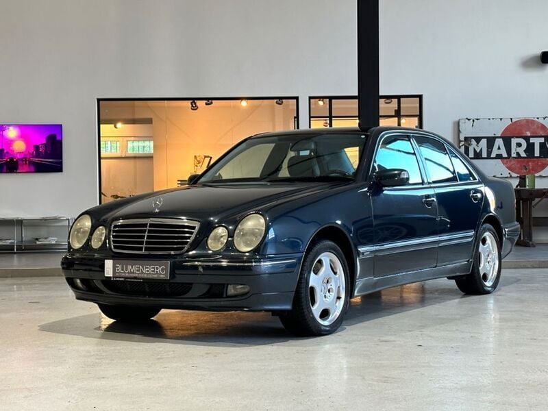 Blau Gebraucht 2002 Mercedes E430 Avantgarde Limousine | 9.980 € - Bild 1/4