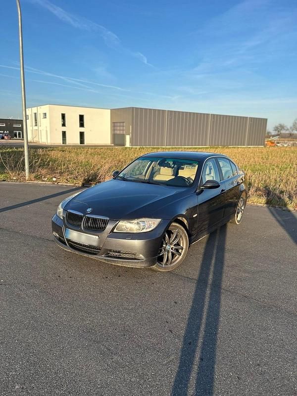 Grau Gebraucht 2005 BMW 325 Limousine | 3.500 € - Bild 1/4